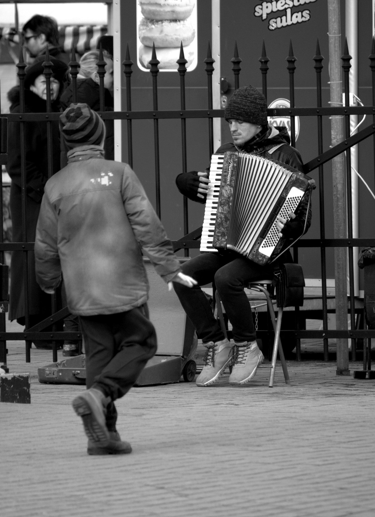 Canon EOS 450D (EOS Rebel XSi / EOS Kiss X2) + Canon EF-S 55-250mm F4-5.6 IS STM sample photo. Street musician photography