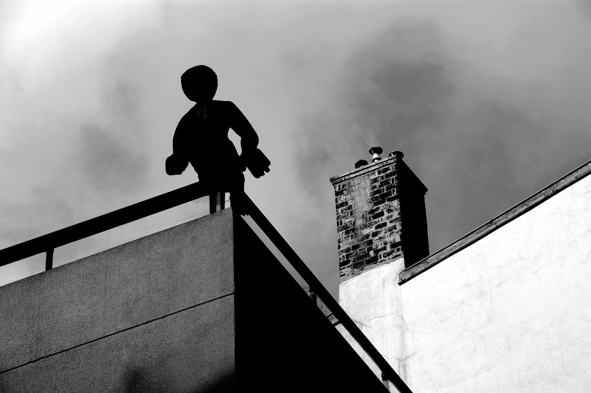 Sony Alpha DSLR-A380 + Sigma 18-200mm F3.5-6.3 DC sample photo. Strange guy on the roof photography