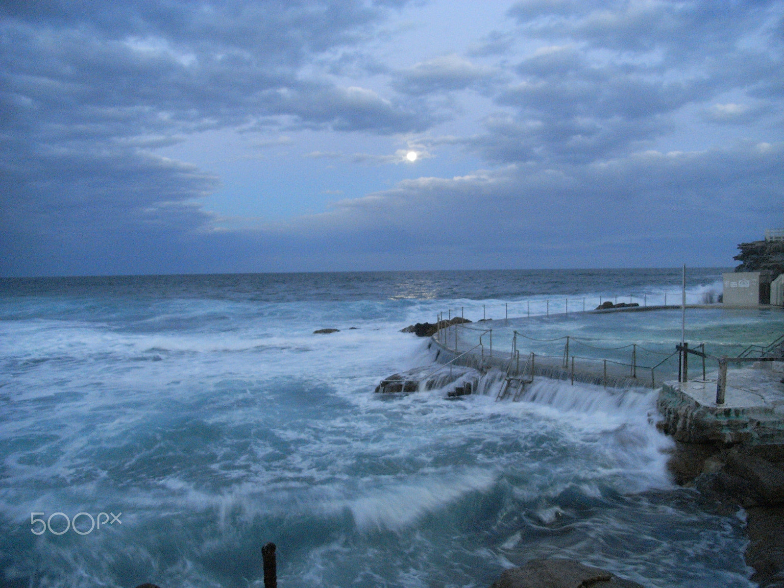 Ricoh Caplio R5 sample photo. Moonrise over the surf photography