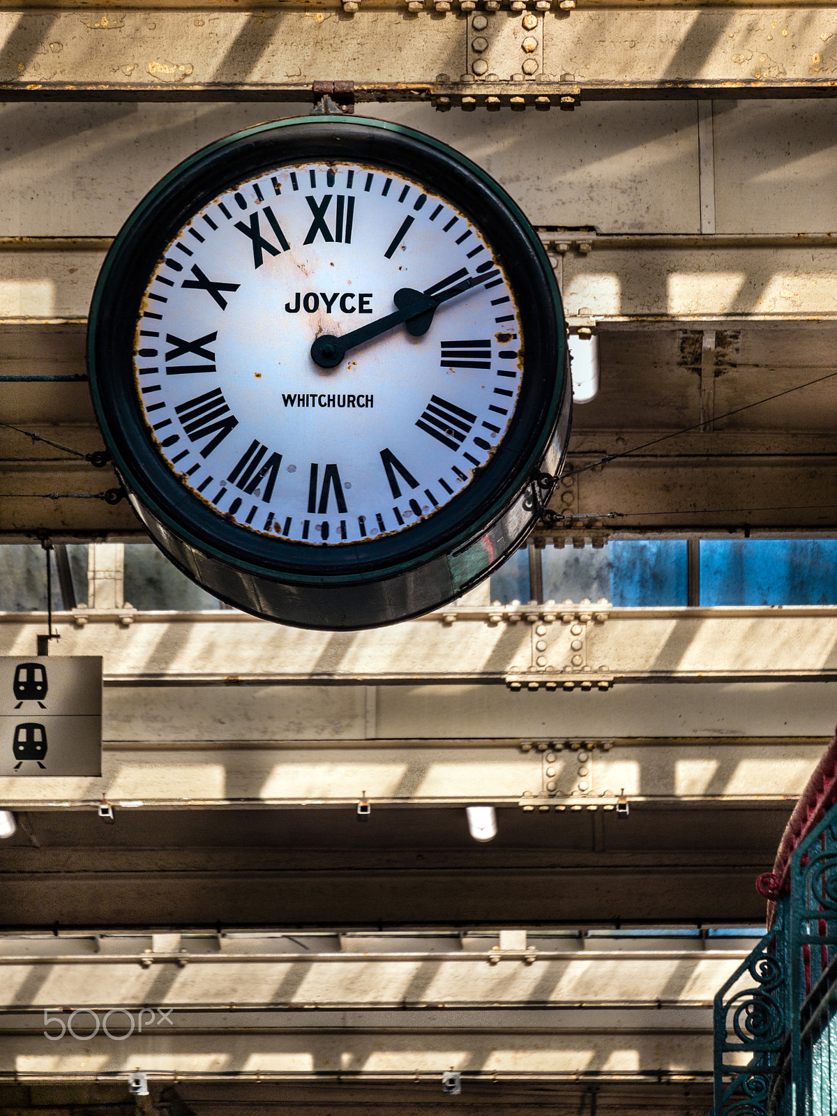 LUMIX G VARIO 45-150/F4.0-5.6 sample photo. Famous old clock from brief encounter film b photography