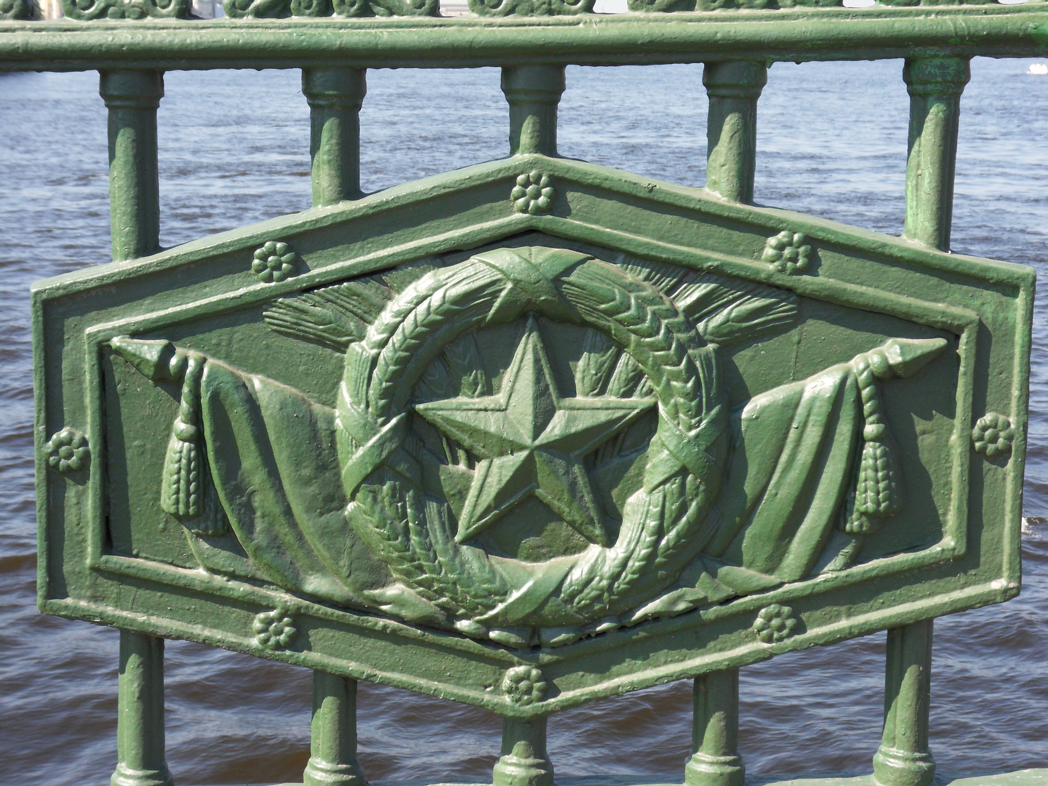 Samsung WB550, WB560 / VLUU WB550 /  HZ15W sample photo. Wrought iron detail on bridge photography