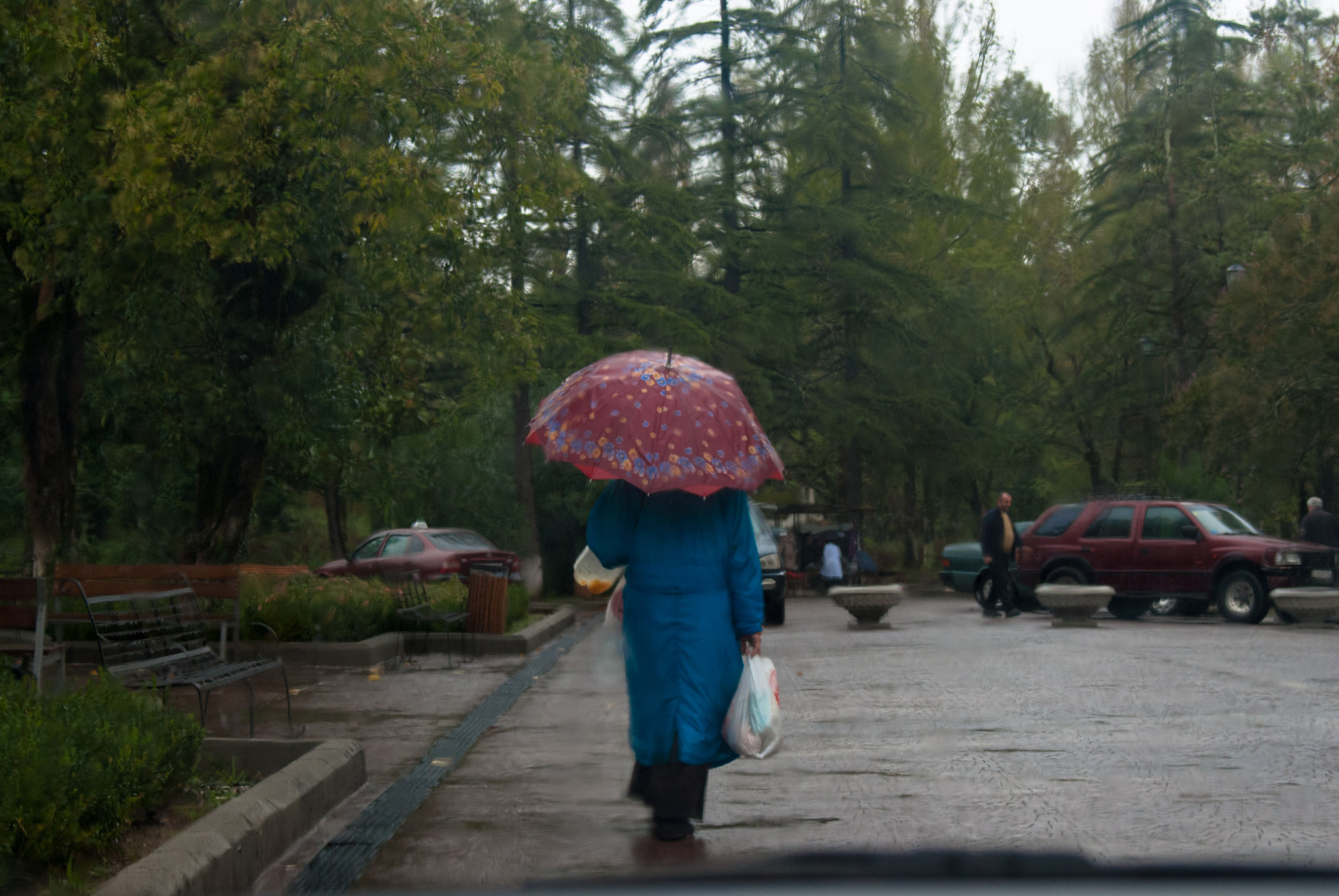 AF Zoom-Nikkor 28-70mm f/3.5-4.5 sample photo. An umbrella photography