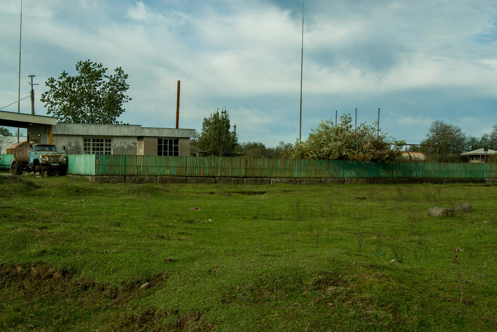 AF Zoom-Nikkor 28-70mm f/3.5-4.5 sample photo. Fence photography