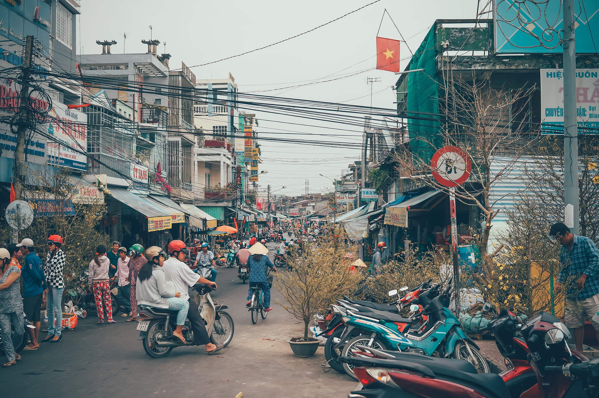 Sony Alpha NEX-5N + Sigma 30mm F2.8 EX DN sample photo. Market in vietnam photography