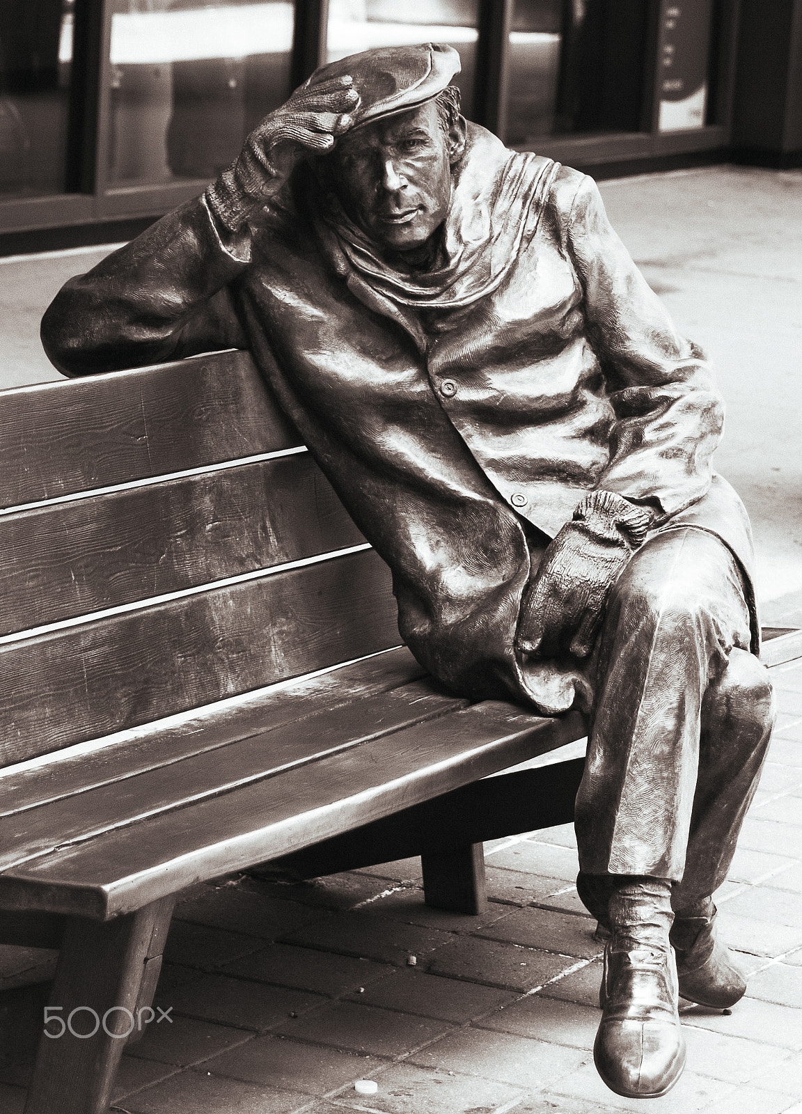 Canon EOS 400D (EOS Digital Rebel XTi / EOS Kiss Digital X) sample photo. Statue on bench photography