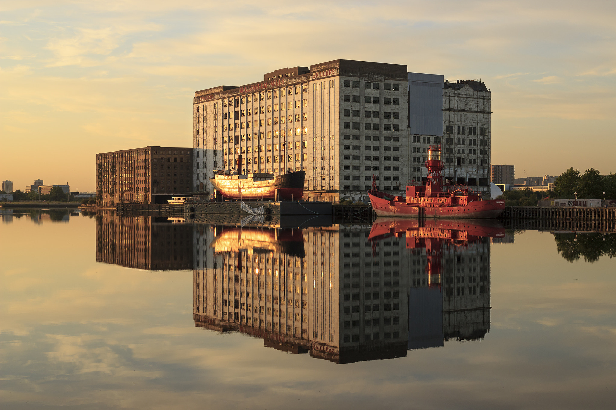 Canon EOS 600D (Rebel EOS T3i / EOS Kiss X5) + Canon EF 35mm F2 sample photo. Reflections on royal victoria dock photography