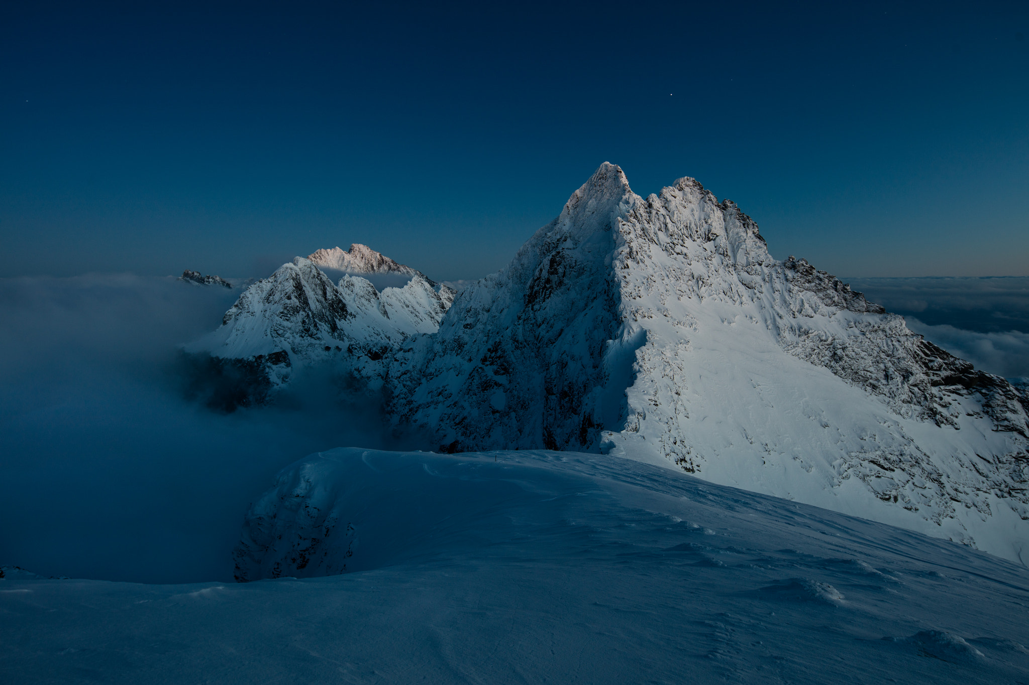 Canon EOS 5DS R + Canon TS-E 17mm F4L Tilt-Shift sample photo. Creepy fog is taking over at twilight photography