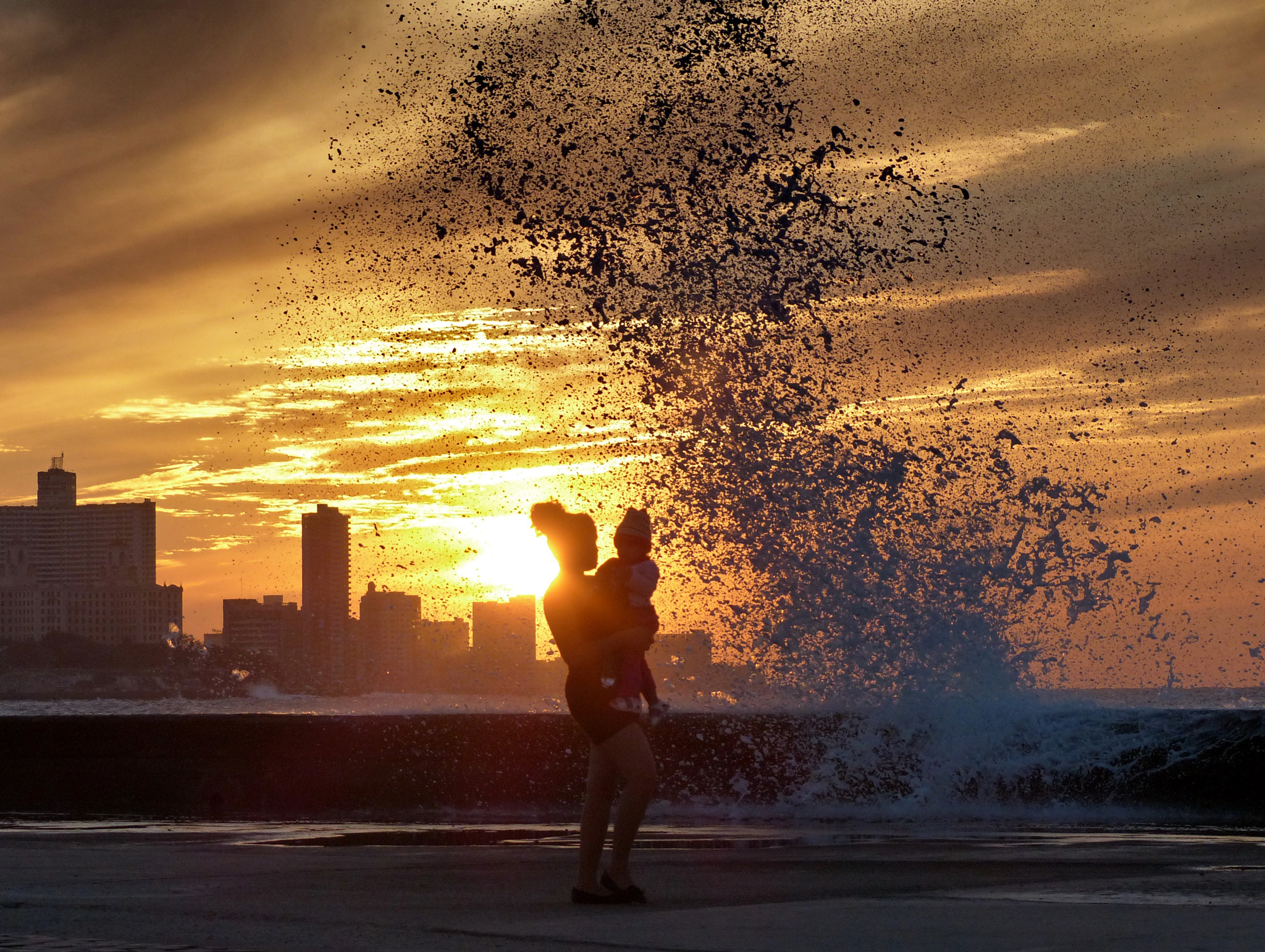 Leica V-Lux 4 sample photo. Malecon de la habana, cuba photography