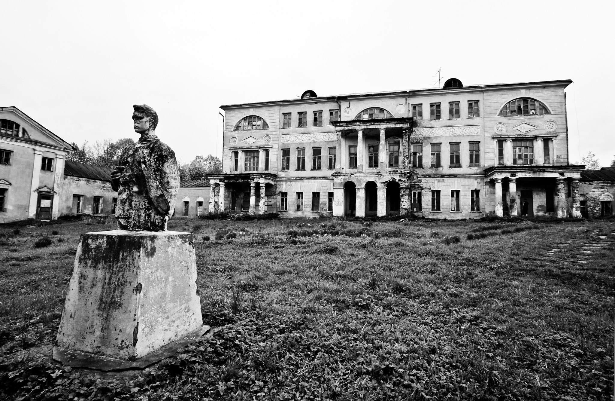 Canon EOS 450D (EOS Rebel XSi / EOS Kiss X2) + Sigma 10-20mm F3.5 EX DC HSM sample photo. Black and white abandoned manor photography