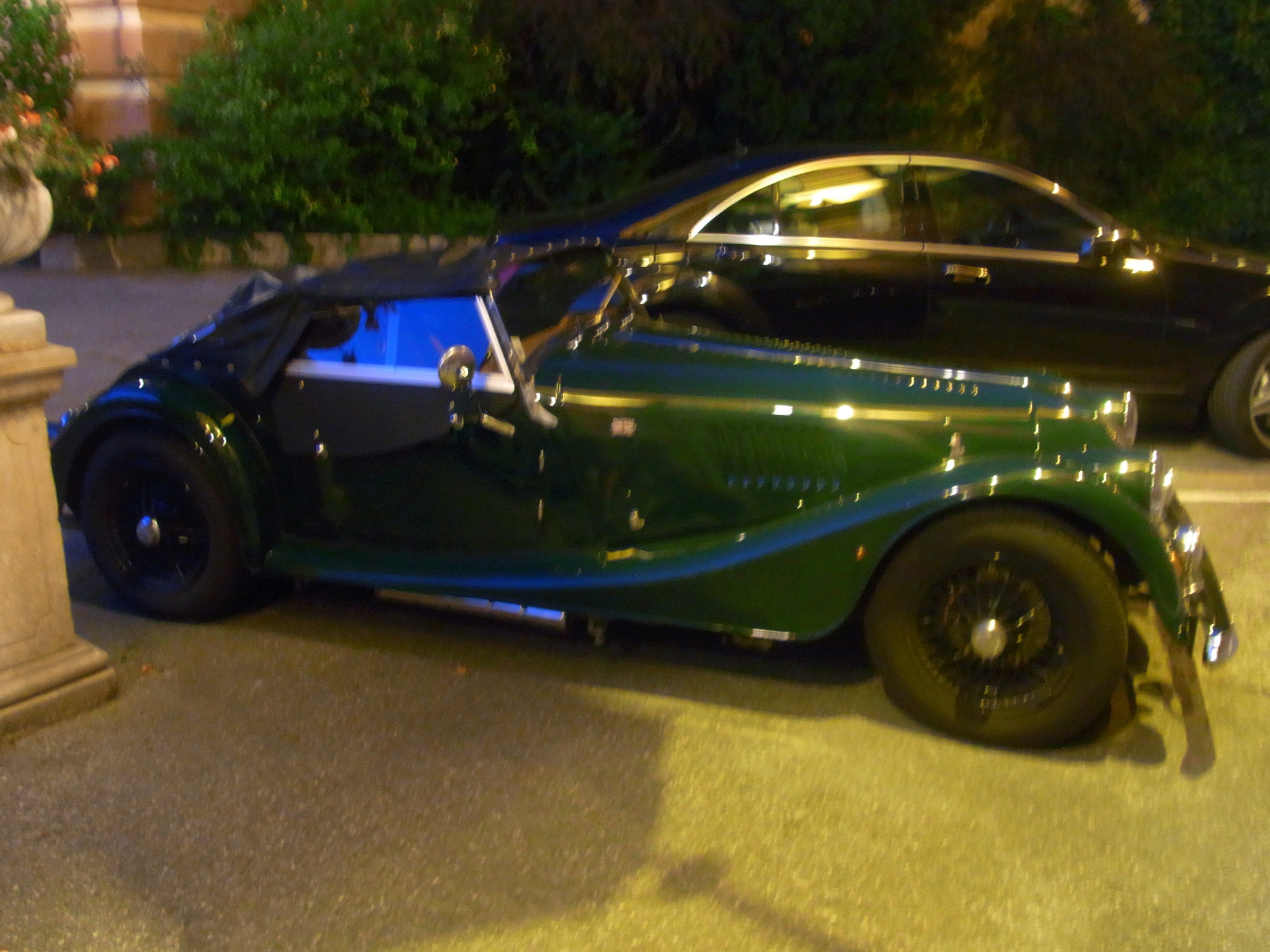 Ricoh CX1 sample photo. Green roadster photography