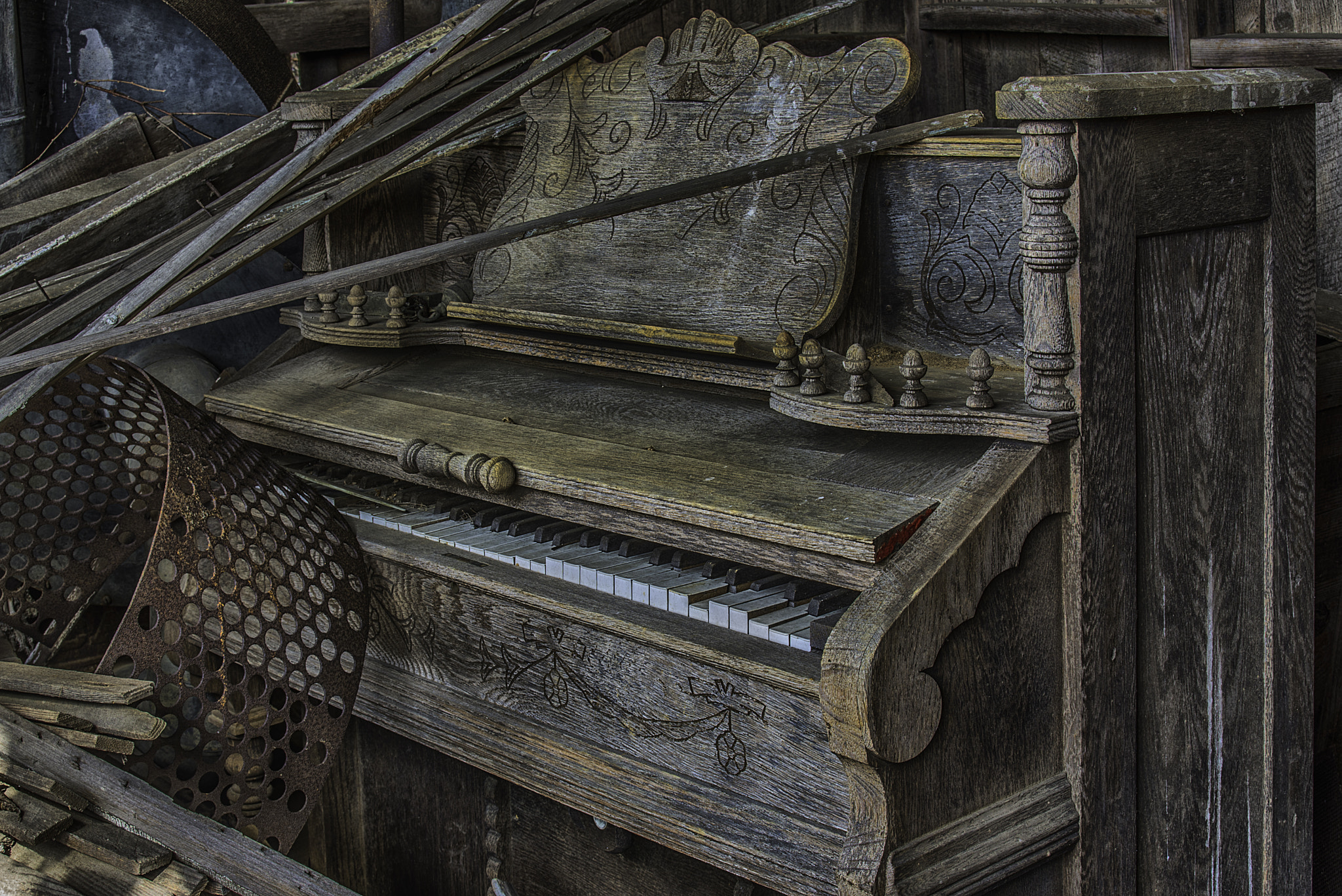 AF Zoom-Nikkor 28-80mm f/3.5-5.6D sample photo. Old abandoned piano photography
