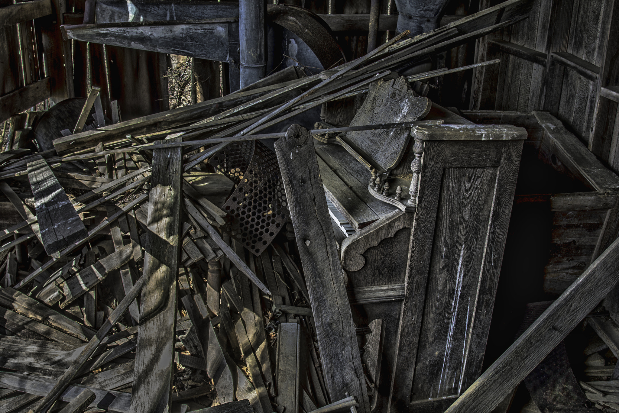AF Zoom-Nikkor 28-80mm f/3.5-5.6D sample photo. Old abandoned piano photography