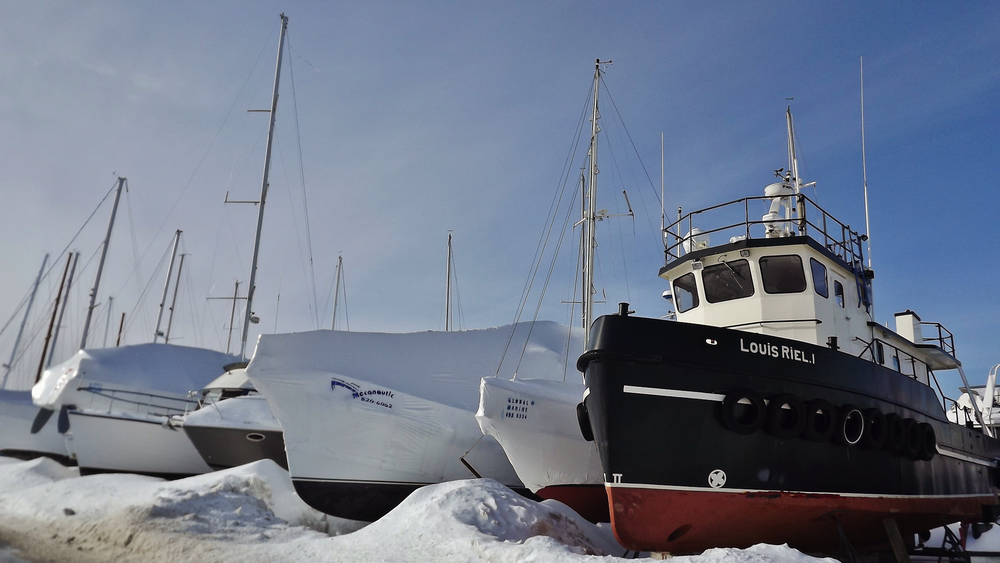 Fujifilm FinePix S3400 sample photo. Holiday time for boating photography