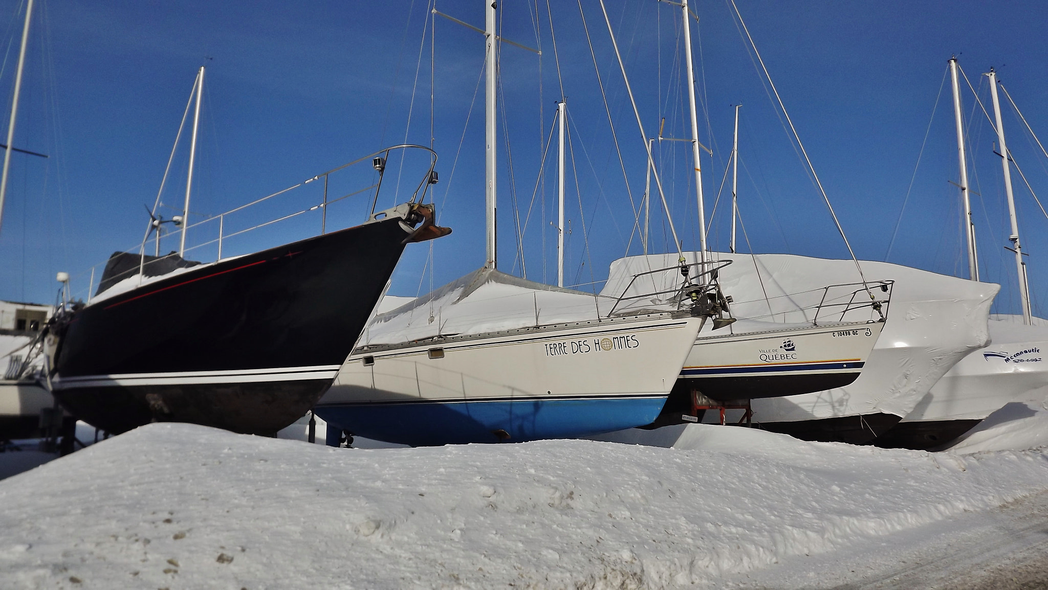 Fujifilm FinePix S3400 sample photo. Black &amp; white boat-sailing photography