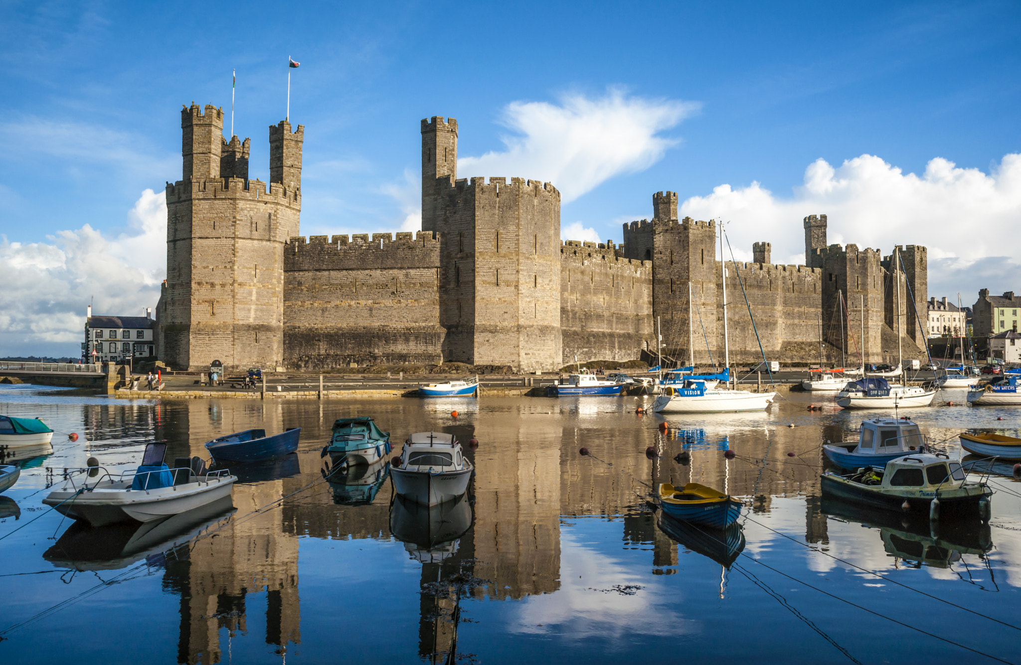 Sony Alpha DSLR-A900 + Sigma 28-105mm F2.8-4 Aspherical sample photo. Caernarfon castle photography