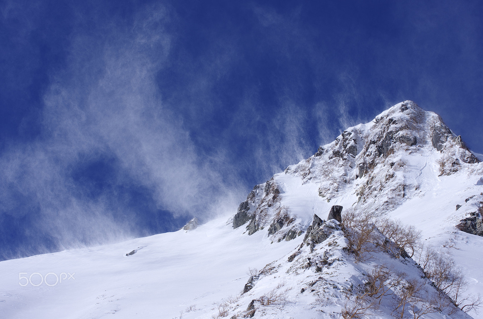 Pentax smc DA* 50-135mm F2.8 ED (IF) SDM sample photo. Fluttering snow smoke in the ridge line photography