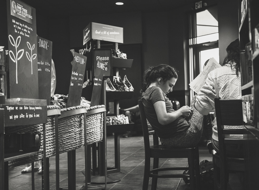 Olympus PEN E-P3 + LUMIX G 25/F1.7 sample photo. Starbucks break photography