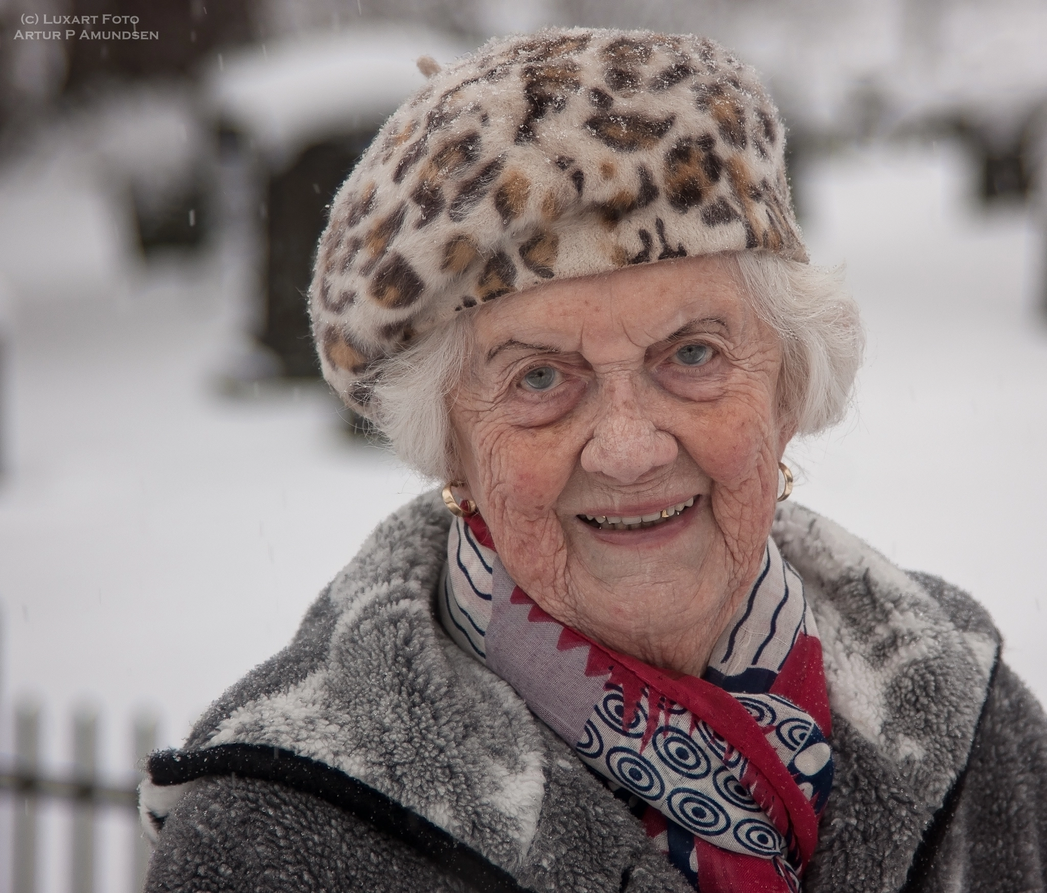 Sigma ZOOM-alpha 35-135mm F3.5-4.5 sample photo. Warm smile in cold snow photography