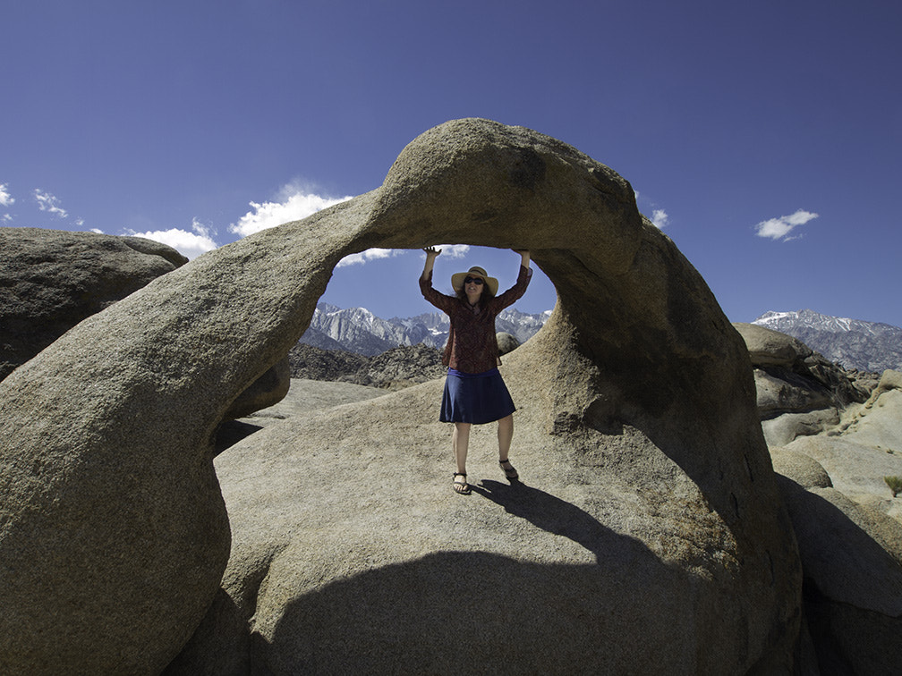 Olympus PEN E-PM1 + OLYMPUS M.9-18mm F4.0-5.6 sample photo. Debi holding up mobius arch photography