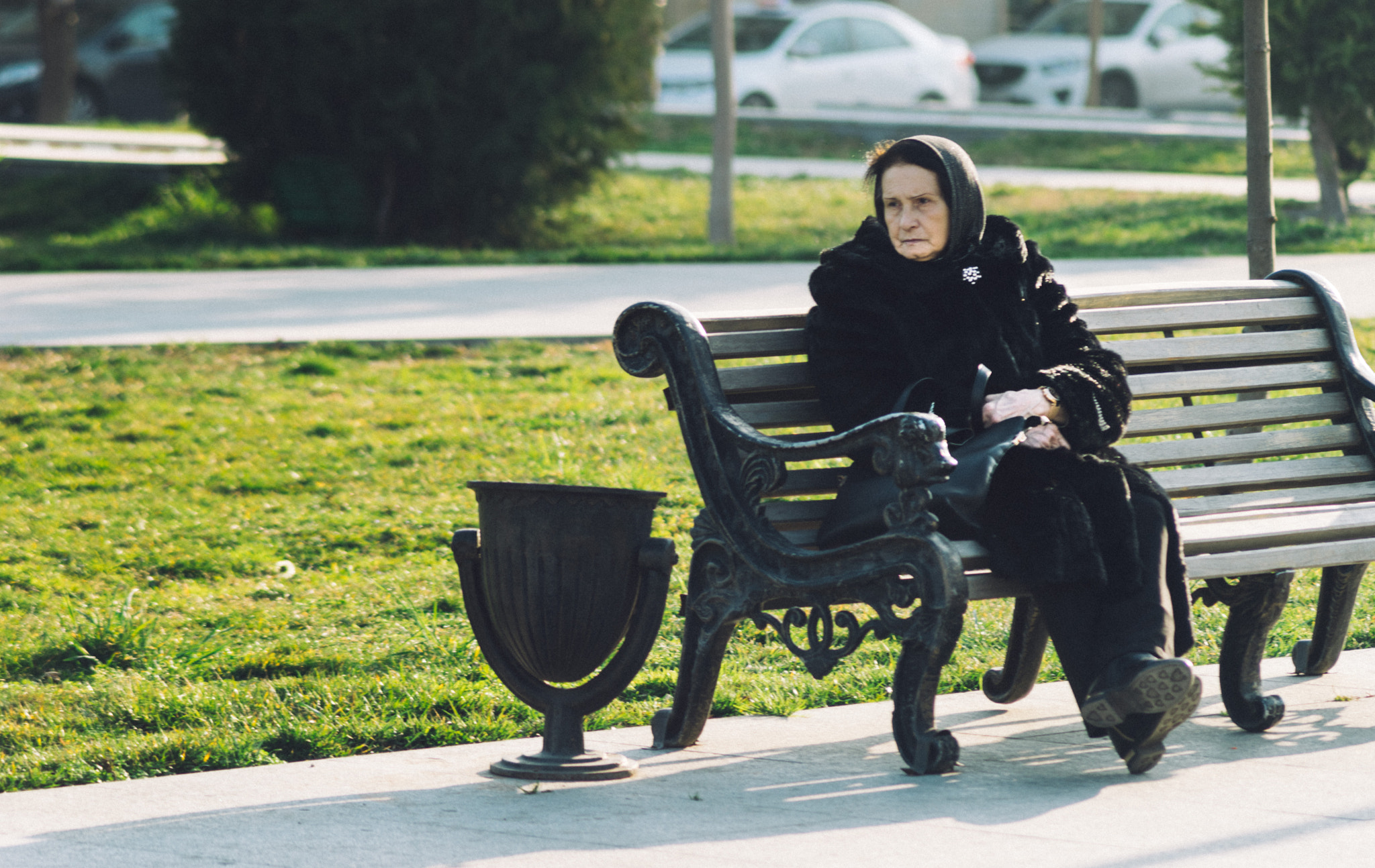 Minolta AF 70-210mm F4 Macro sample photo. An old lady sitting on a bench photography