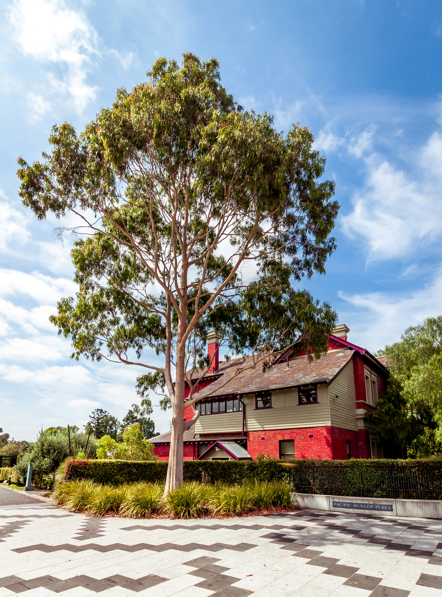 Canon EF-S 10-18mm F4.5–5.6 IS STM sample photo. Red house photography