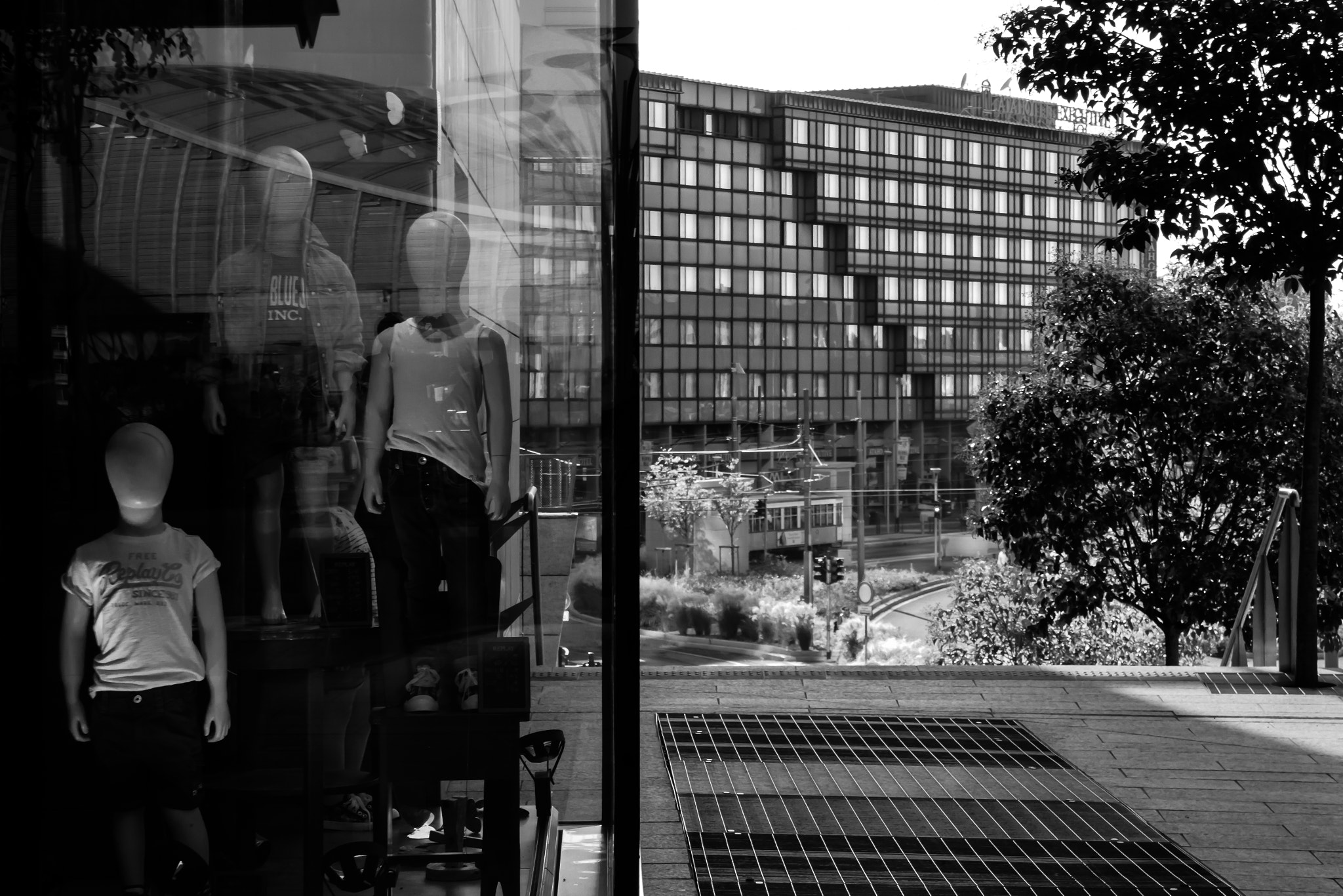 Samsung NX 18-200mm F3.5-6.3 ED OIS sample photo. Shop window photography