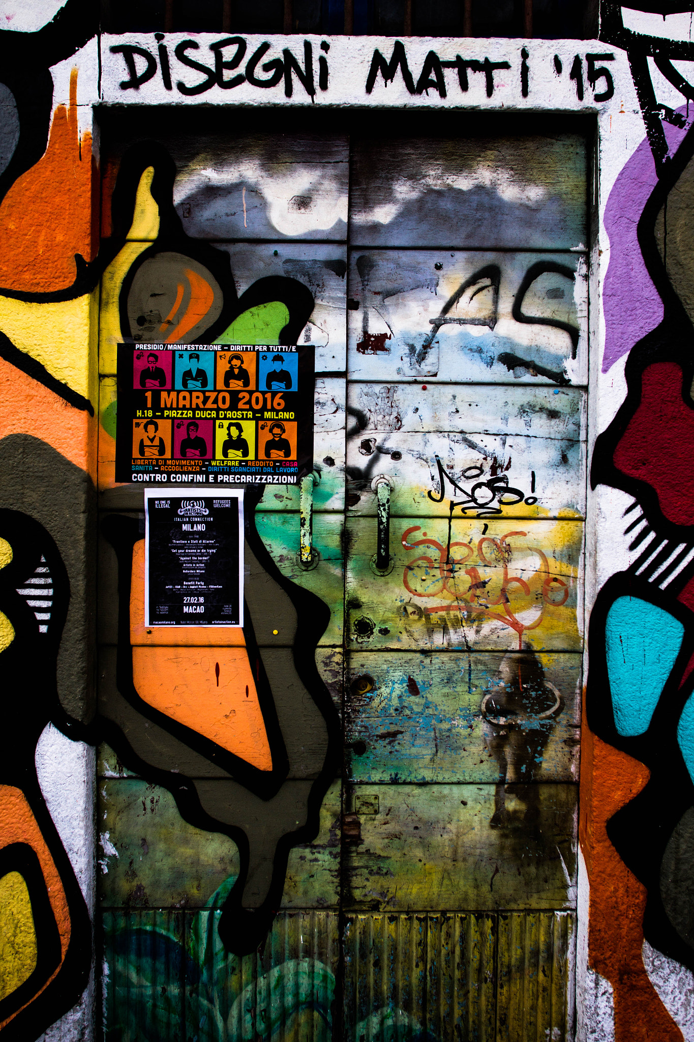 Canon EOS 7D + Canon EF 20mm F2.8 USM sample photo. Crazy door photography