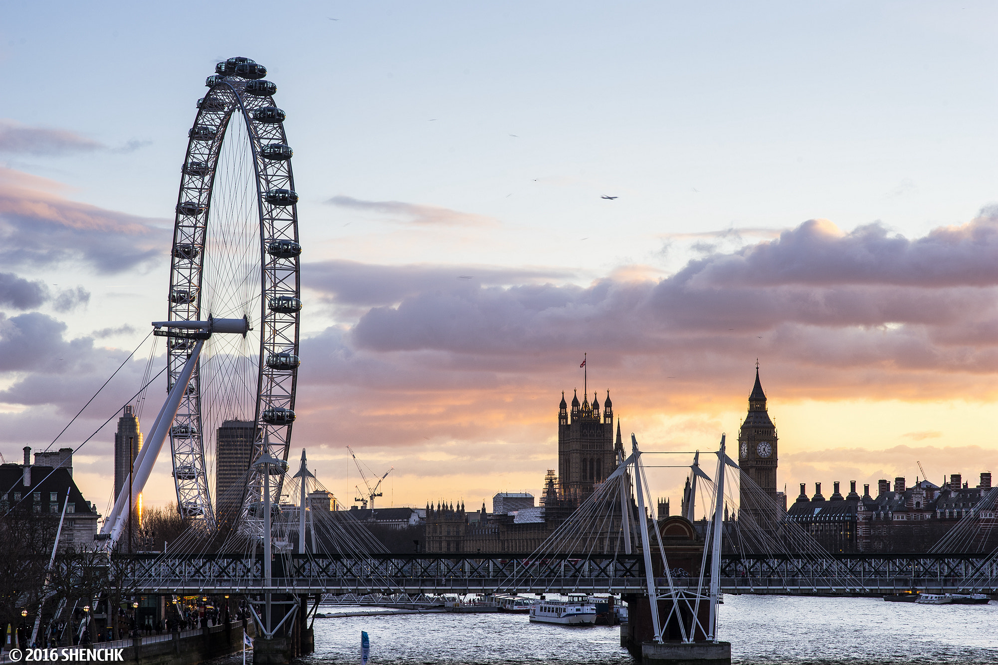 Sony a7 II + Sigma 85mm F1.4 EX DG HSM sample photo. The sunset in london photography