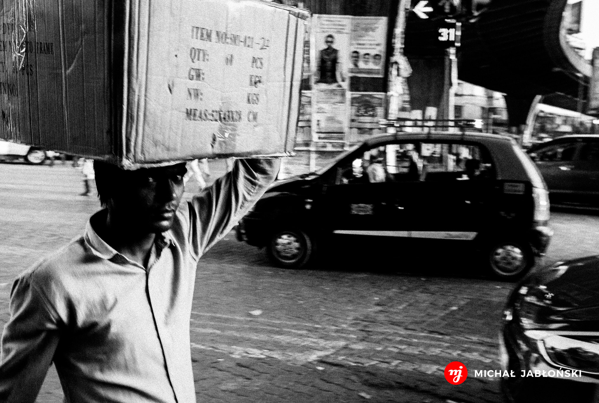Leica Elmarit-M 28mm f/2.8 (IV) sample photo. Mumbai crossroad full of trafic and pedestrians photography