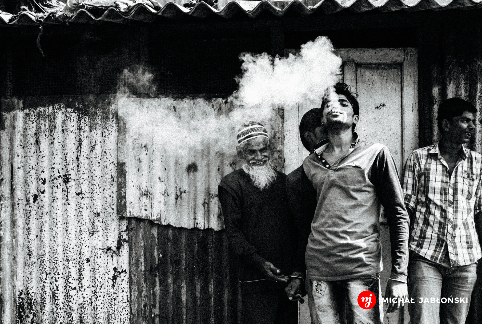 Leica Elmarit-M 28mm f/2.8 (IV) sample photo. Having a smoke in dharavi photography