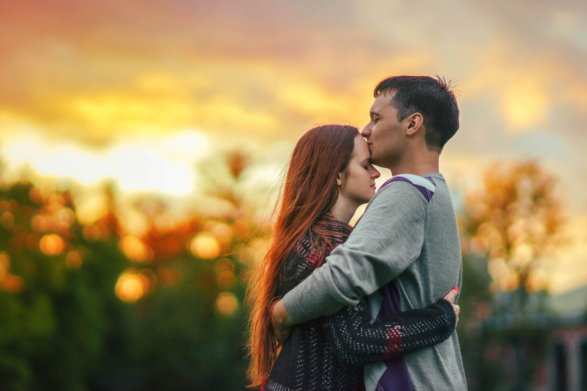 Sony Planar T* 85mm F1.4 ZA sample photo. Unconventional couple photography