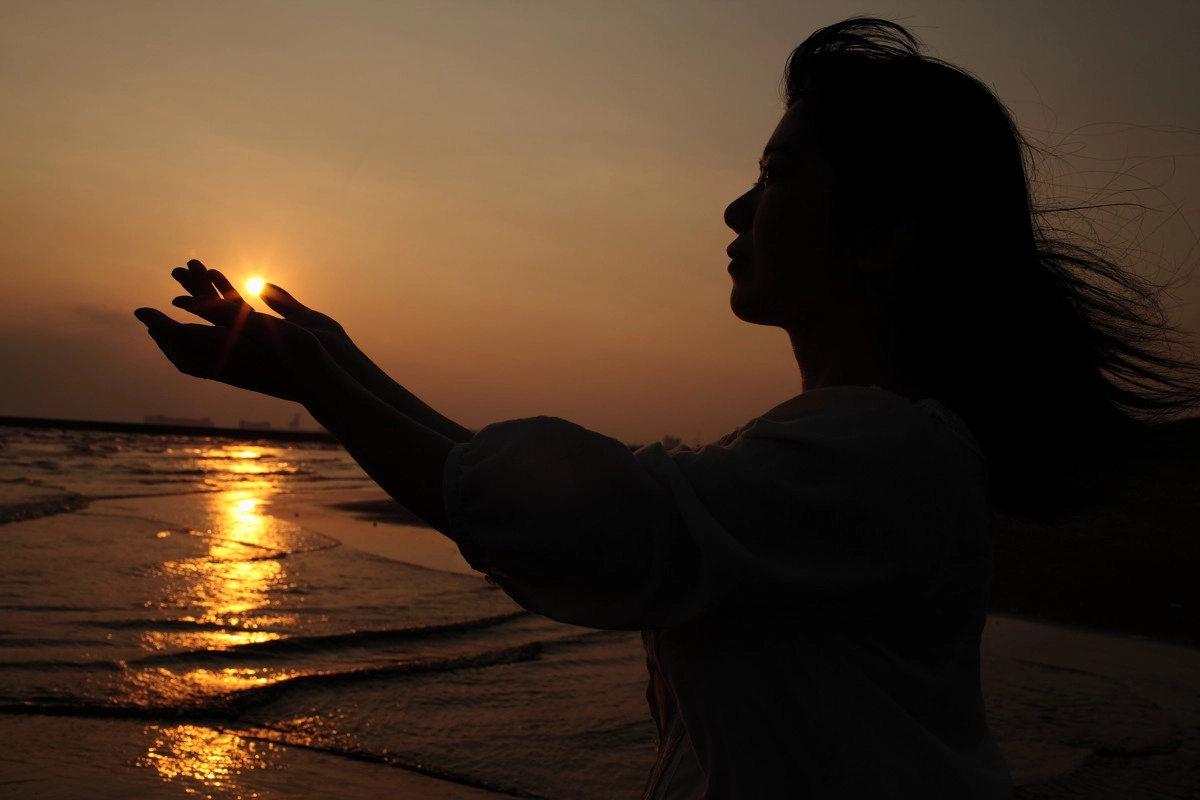 Canon EF 35mm F1.4L USM sample photo. The sun in the hands photography
