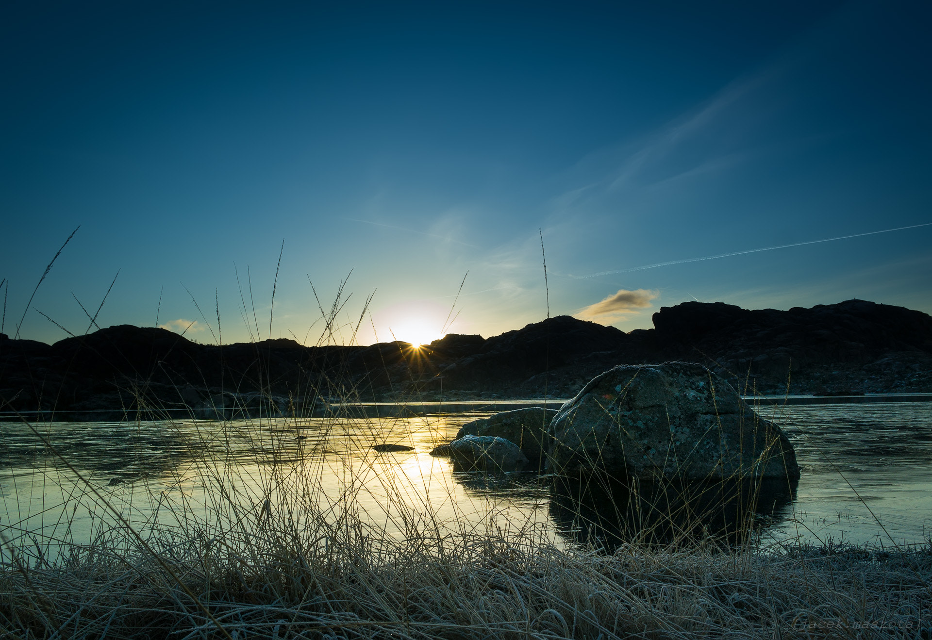 Samsung NX300M + Samsung NX 16mm F2.4 Pancake sample photo. Sunrise over lake photography