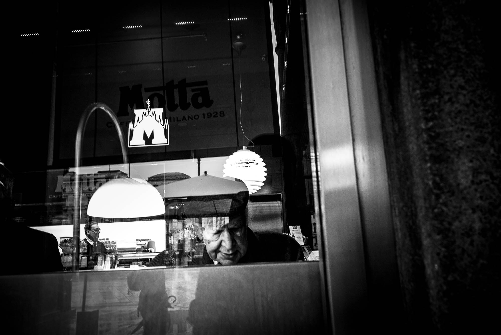 Summicron-M 1:2/28 ASPH. sample photo. At the bar photography