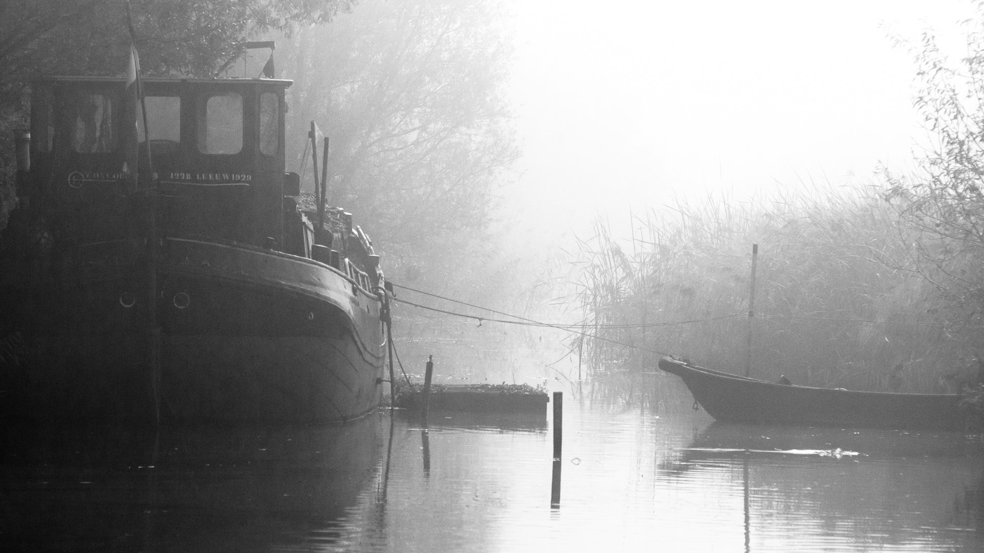 Sigma 70-200mm F2.8 EX DG Macro HSM II sample photo. Boat in the amstel photography