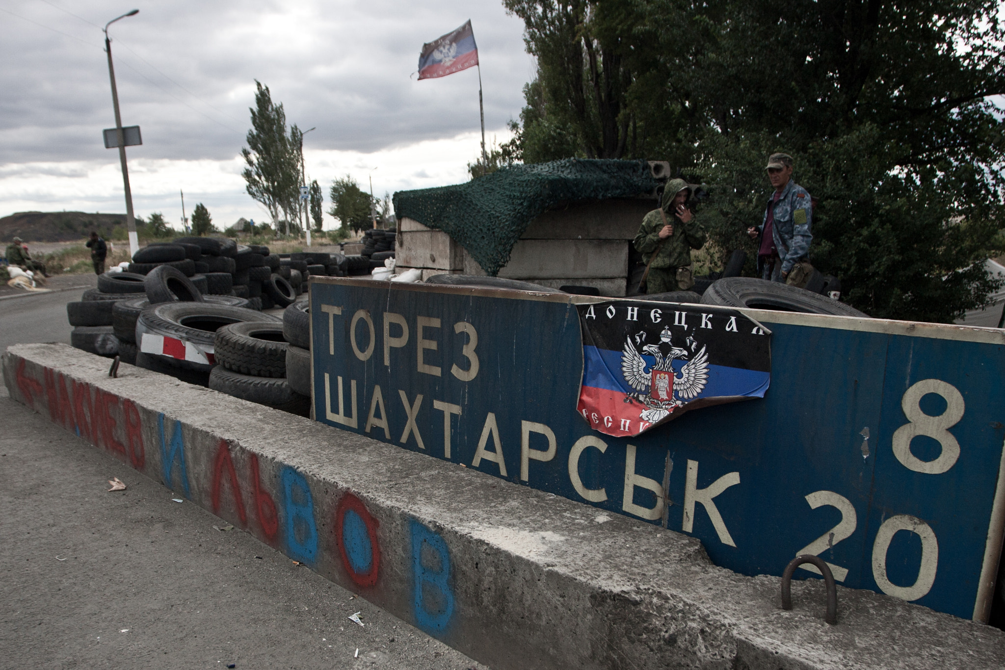 Canon EOS-1D Mark II sample photo. Checkpoint pro-russian separatists in the area snejnoe, donetsk region photography