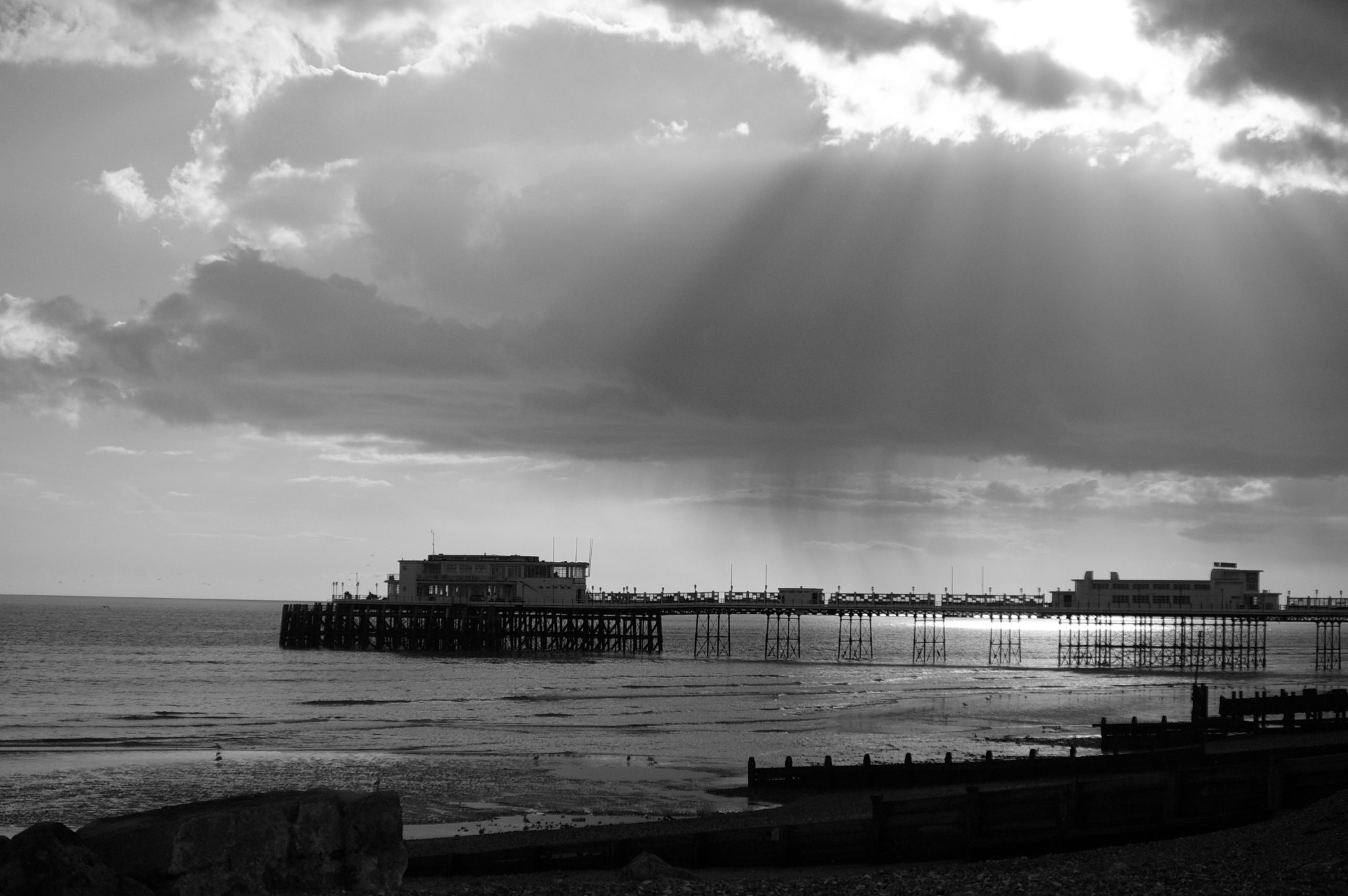 Pentax K100D + Pentax smc DA 50-200mm F4-5.6 ED sample photo. Worthing pier photography