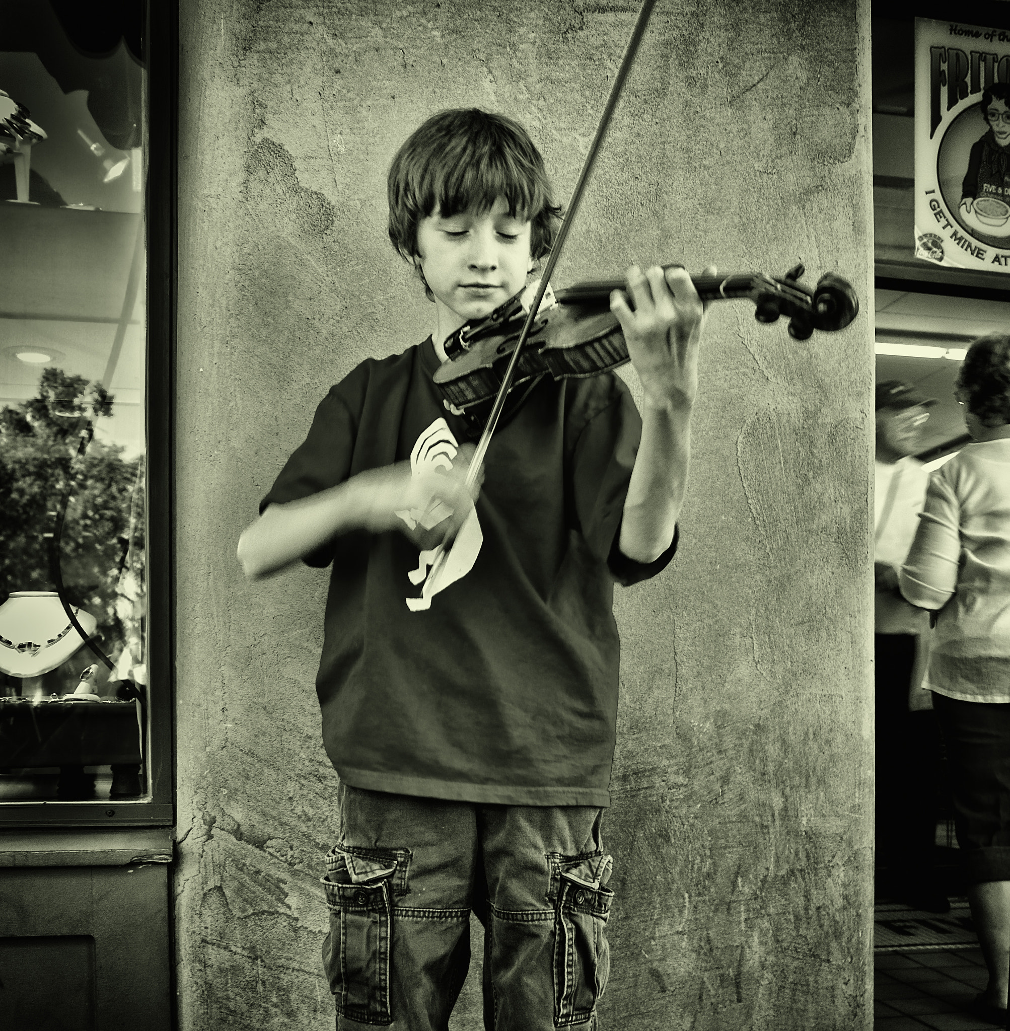 Nikon D300 + Sigma 18-125mm F3.8-5.6 DC OS HSM sample photo. Santa fe street musician photography