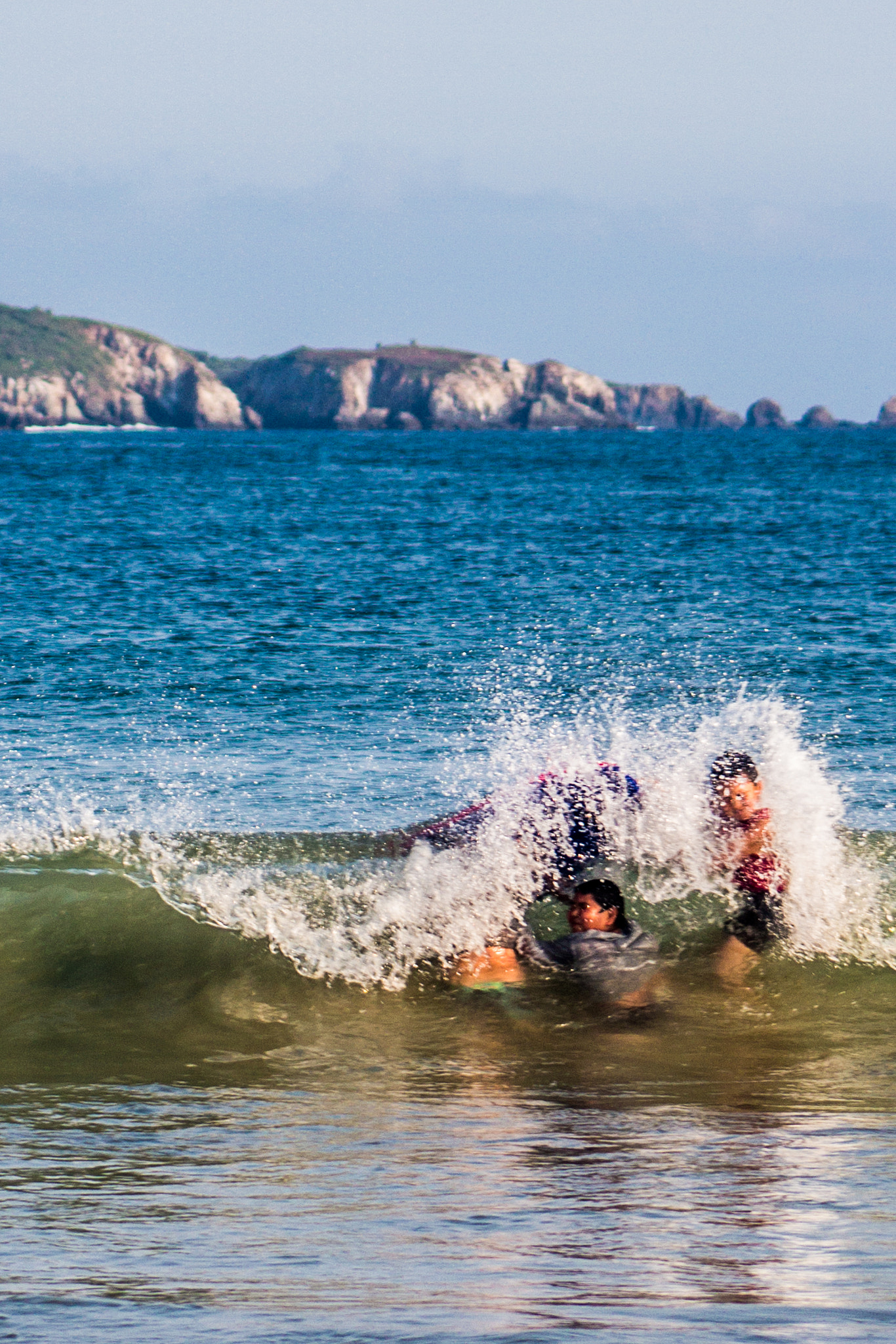 Canon EF 75-300mm f/4-5.6 USM sample photo. Breaking the wave photography