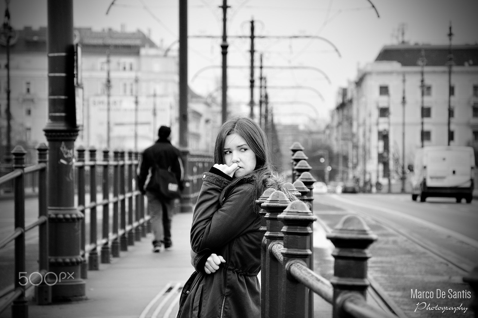 Nikon D7100 + IX-Nikkor 60-180mm f/4.5-5.6 sample photo. The girl at the tram stop photography