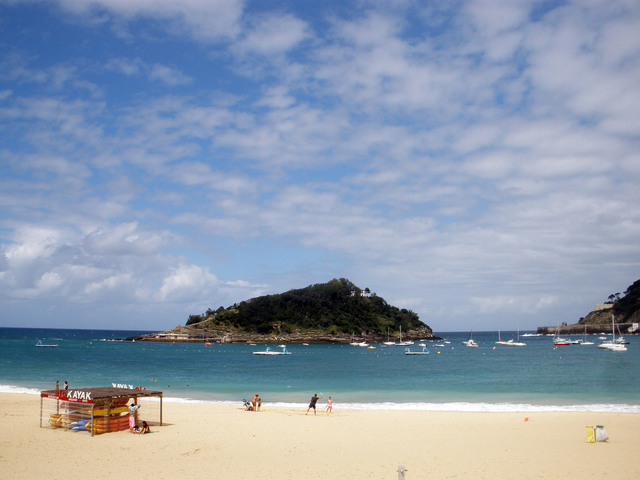 Olympus FE340,X855,C560 sample photo. Beach games at la concha, san sebastian photography