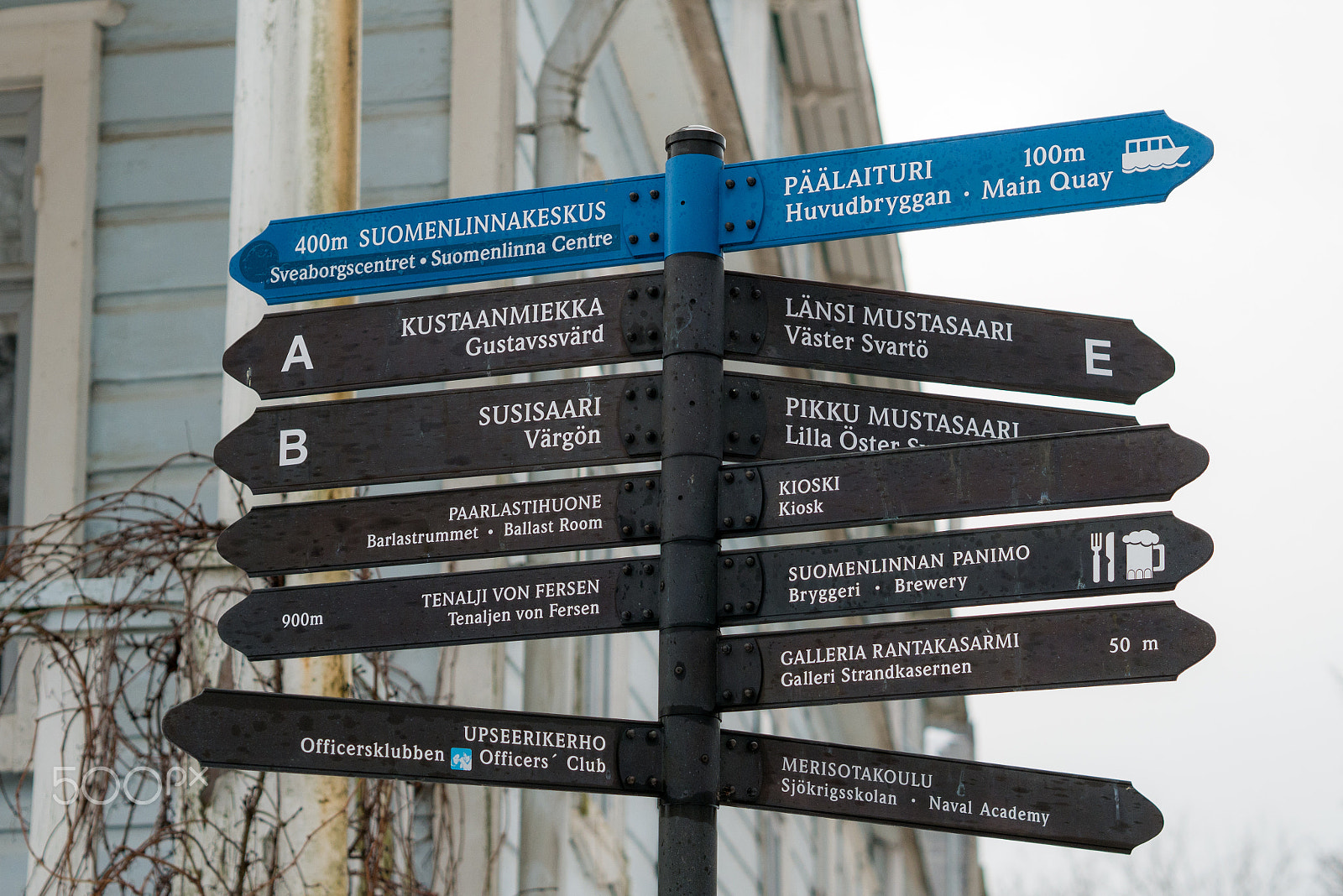 Panasonic Lumix DMC-GF7 + Olympus M.Zuiko Digital 45mm F1.8 sample photo. Street sign on suomenlinna photography