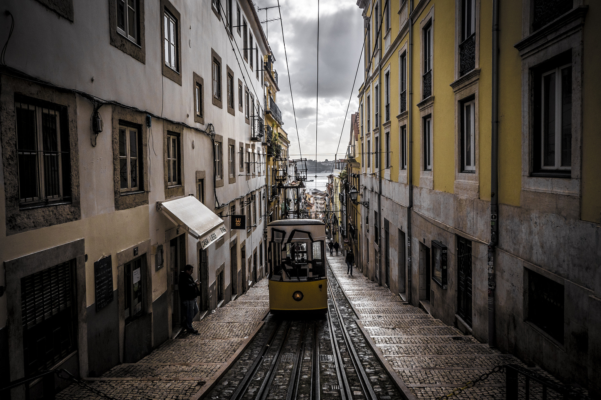 Panasonic Lumix G Vario 7-14mm F4 ASPH sample photo. Lisbon train photography
