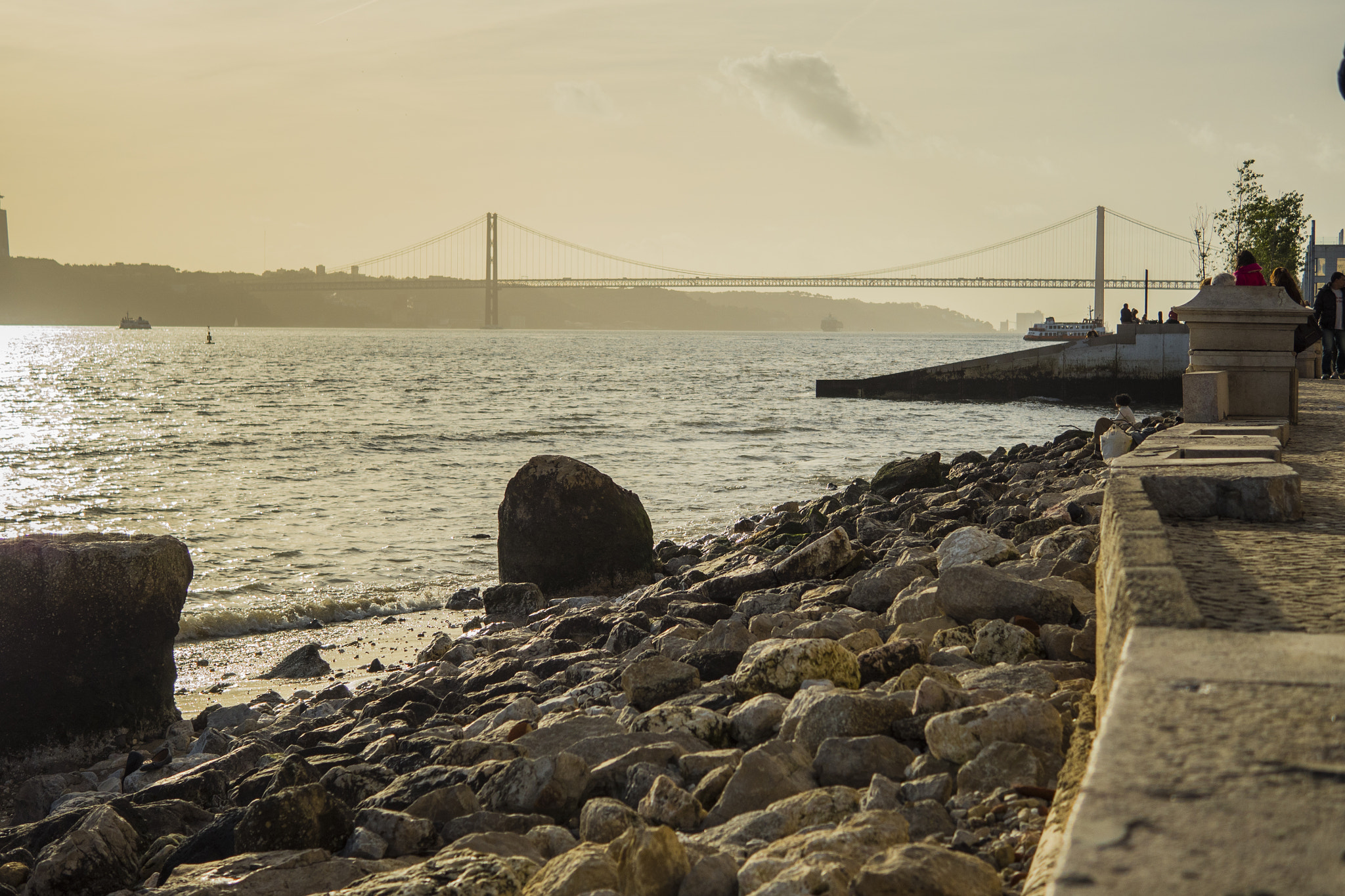 Panasonic Lumix G Macro 30mm F2.8 ASPH Mega OIS sample photo. 25 de abril bridge photography