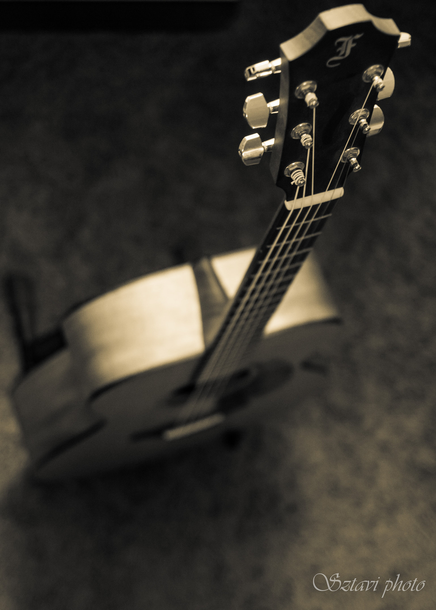 Canon EOS 600D (Rebel EOS T3i / EOS Kiss X5) + Canon EF 35mm F2 sample photo. The guitar photography