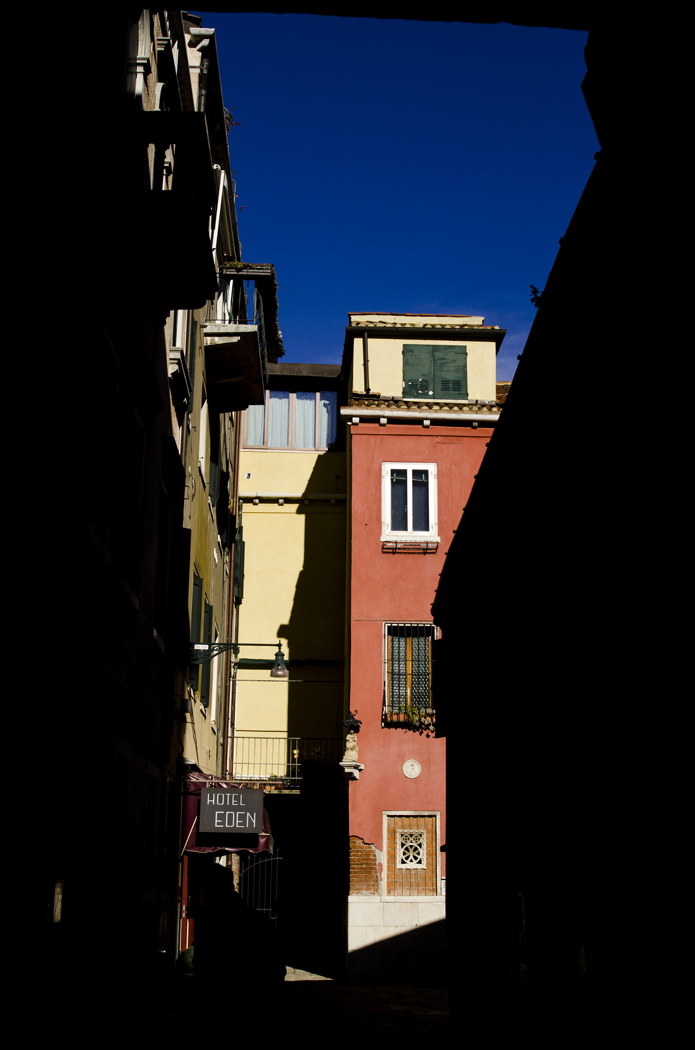 AF Zoom-Nikkor 28-80mm f/3.3-5.6G sample photo. Venice photography