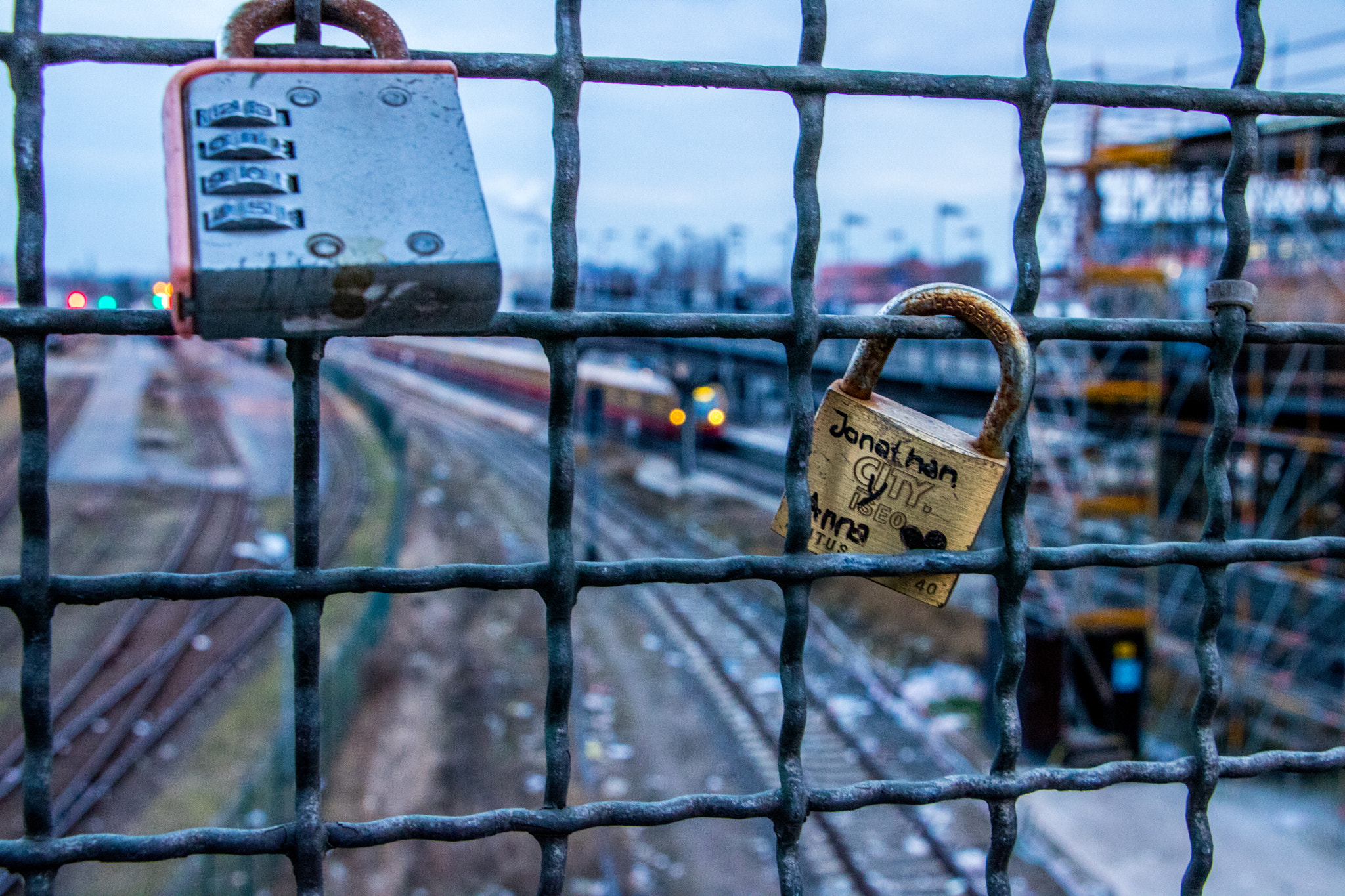 Canon EOS 760D (EOS Rebel T6s / EOS 8000D) sample photo. Lock on the fence photography