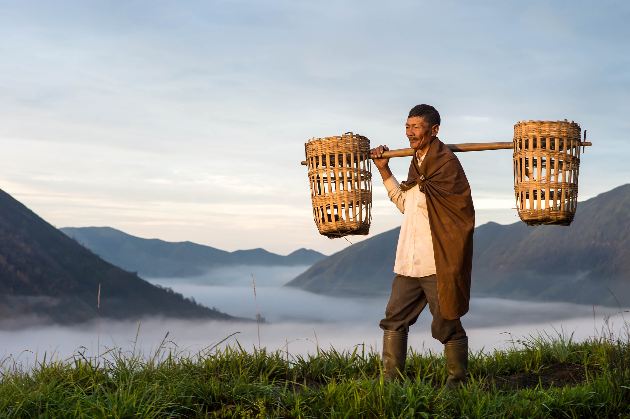 Nikon Df + Nikon AF-S Nikkor 85mm F1.8G sample photo. Tengger bromo human interest photography