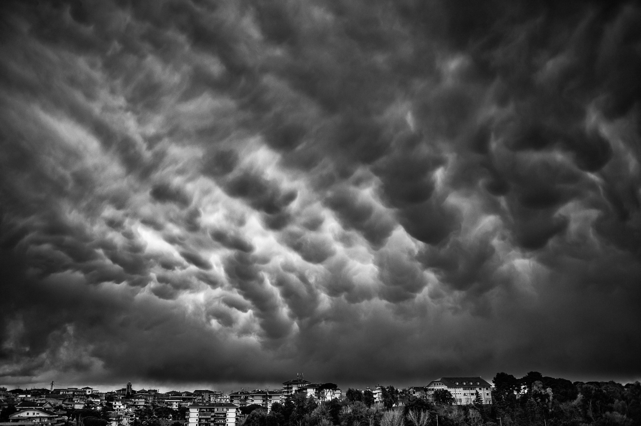 Nikon D3 + Nikon AF Nikkor 28mm F2.8D sample photo. Mammatus clouds photography