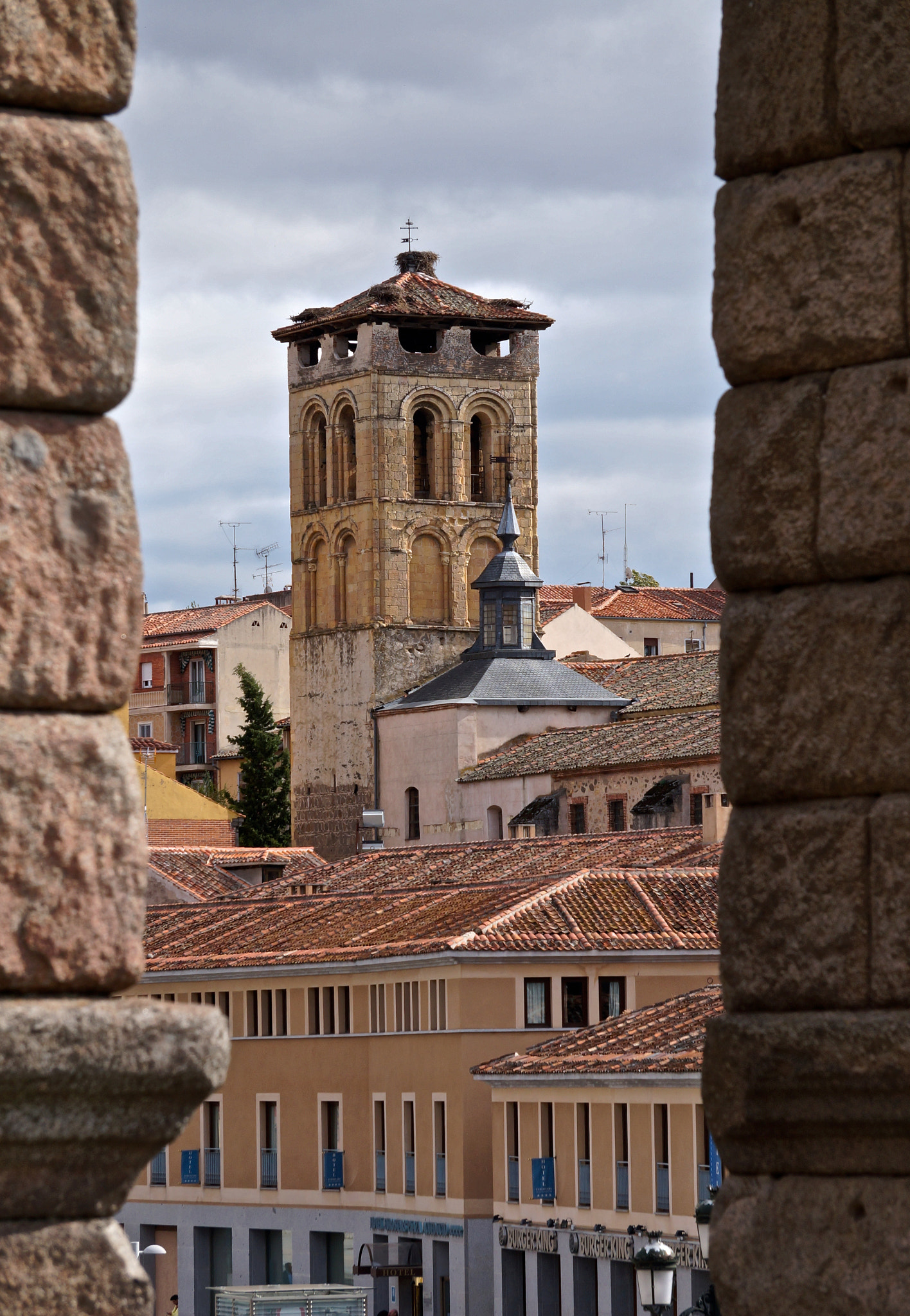 Sony Alpha NEX-F3 sample photo. A través del acueducto - segovia photography